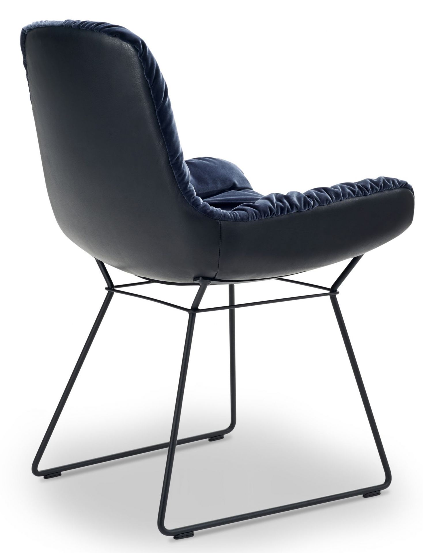 Blauer Leya Stuhl mit niedriger Armlehne und schwarzem Metallgestell von Freifrau Manufaktur. Designstuhl für Wohnzimmer.
