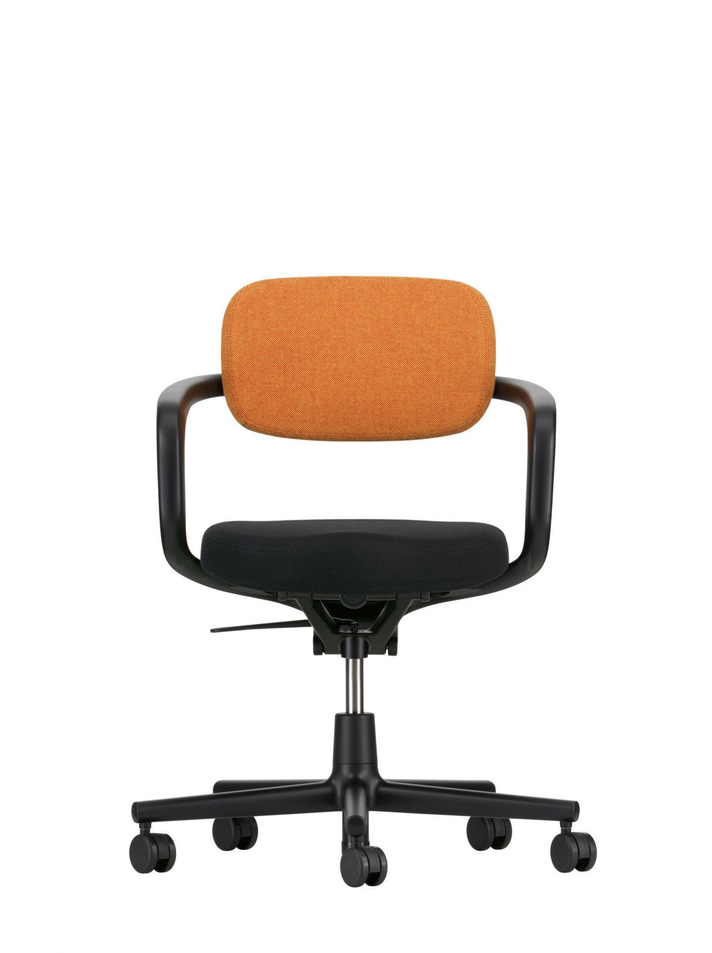 Allstar Bürodrehstuhl von Vitra, Frontansicht: Schwarzer Bürostuhl mit orangefarbener Rückenlehne und Armlehnen.