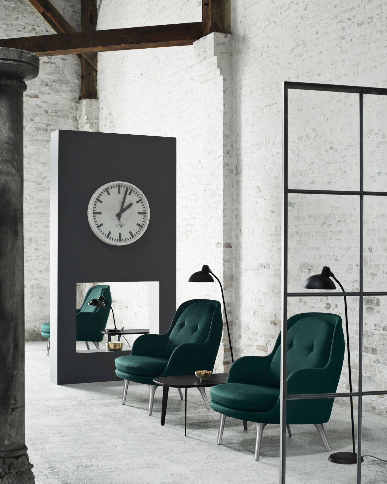 Olivegrüne KAISER idell Stehleuchte von Fritz Hansen, Design-Klassiker für stilvolle Wohnraumbeleuchtung.