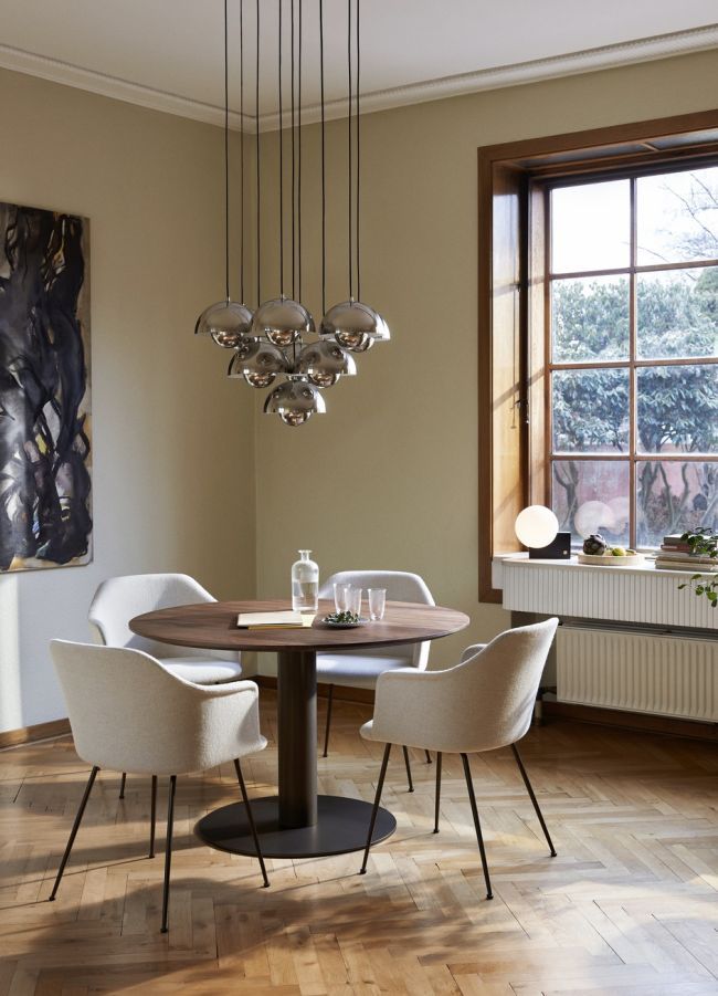 VP1 Flowerpot Pendelleuchte von AndTradition über Esstisch mit Stühlen in modernem Esszimmer.