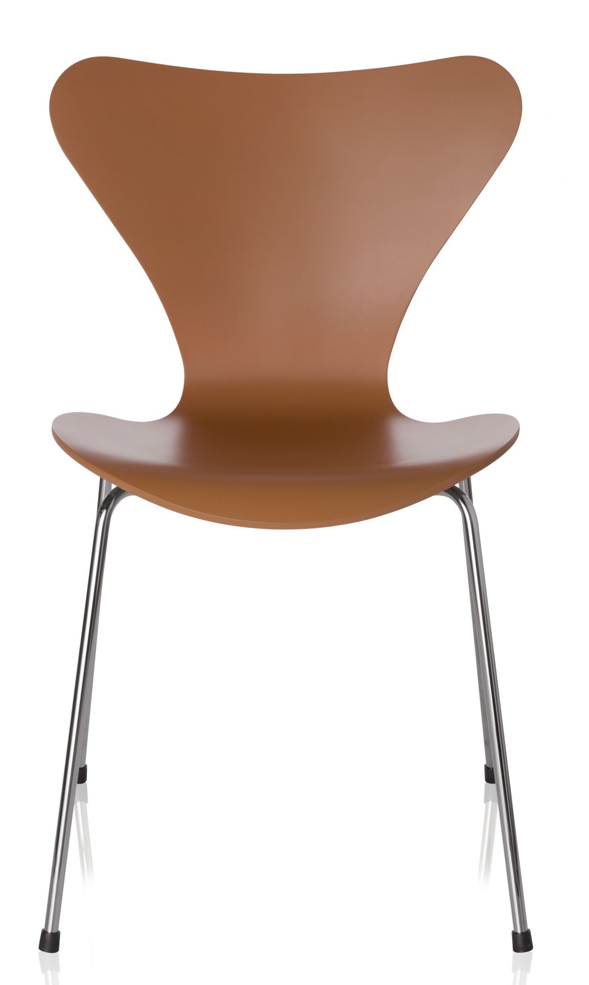 Brauner Siebener Stuhl von Fritz Hansen mit verchromten Beinen, ikonisches Design für Esszimmer und Büro.