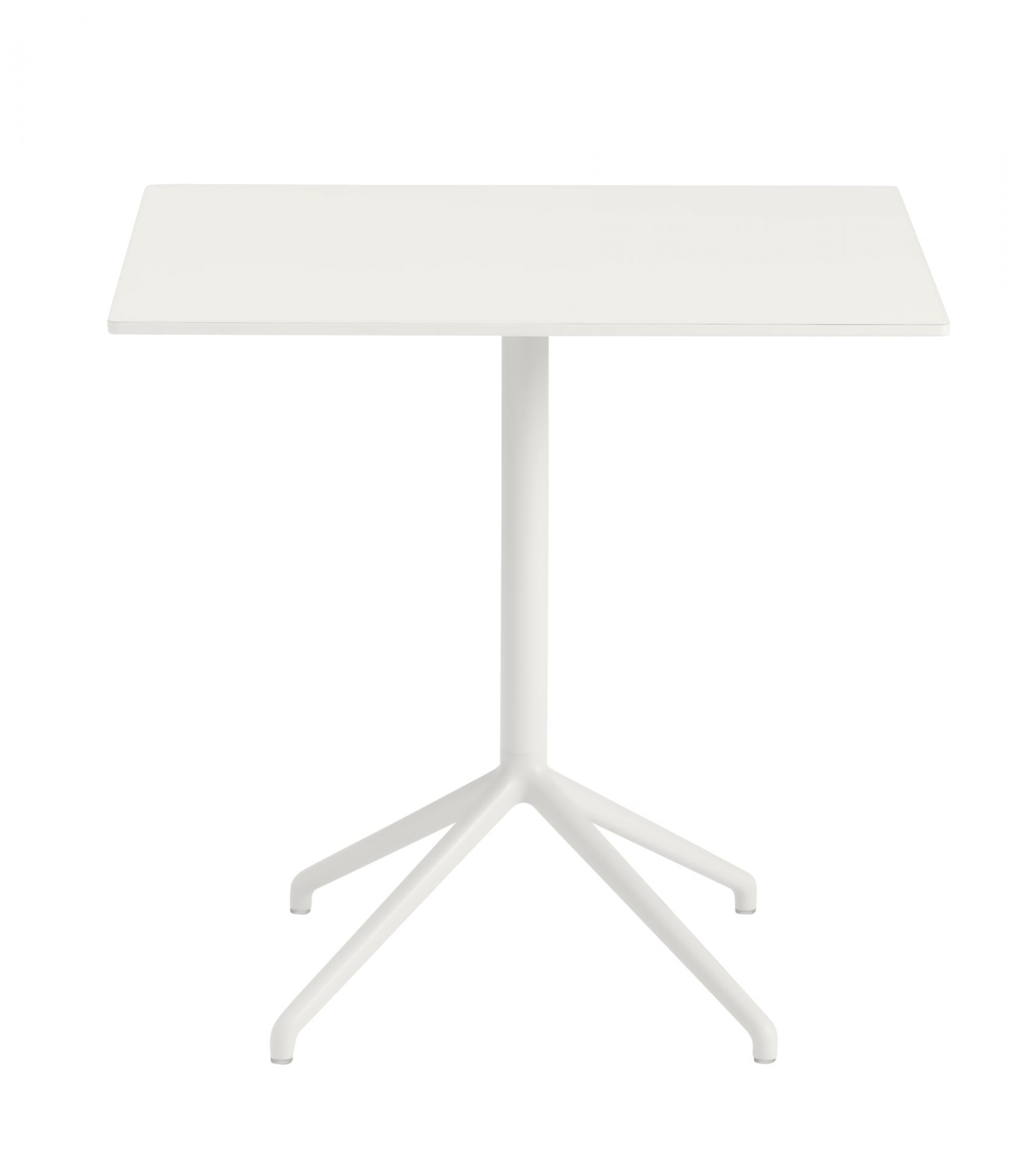 Weißer Still Cafe Table Beistelltisch von Muuto mit quadratischer Tischplatte und filigranem Fußgestell.
