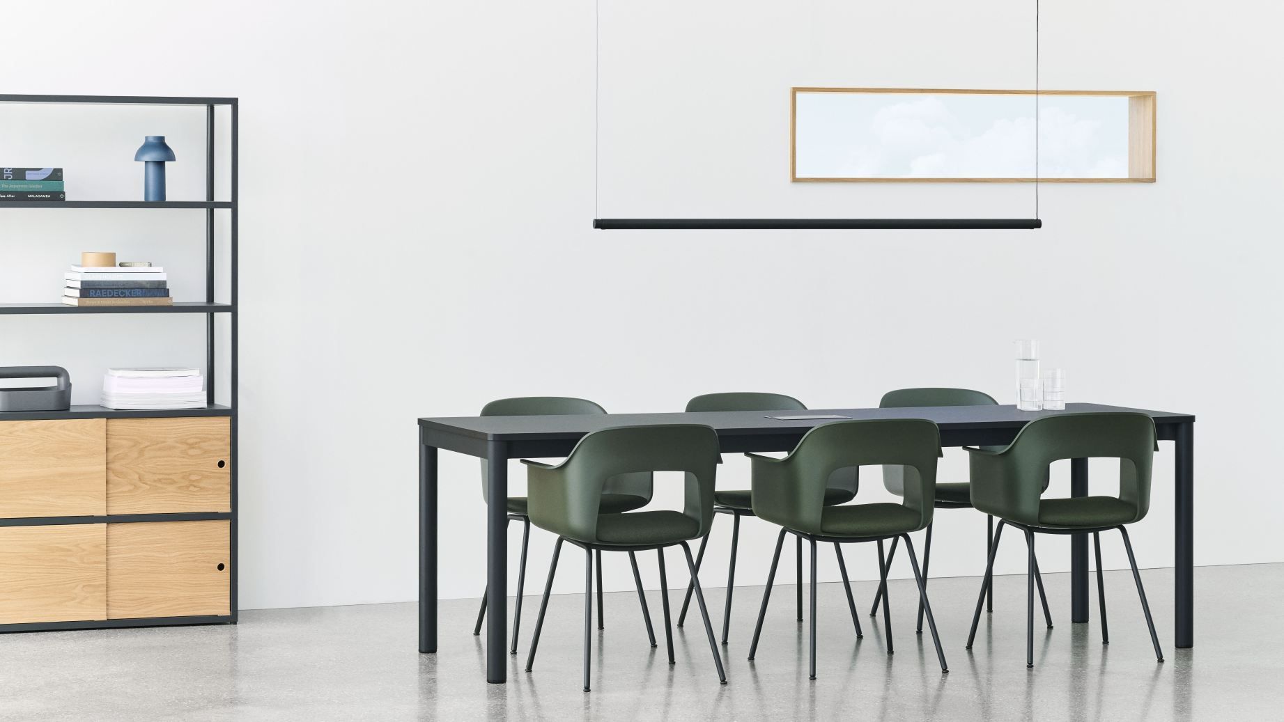 Annex Table von Hay: Moderner Esstisch mit sechs grünen Stühlen und minimalistischer Pendelleuchte im Esszimmer.
