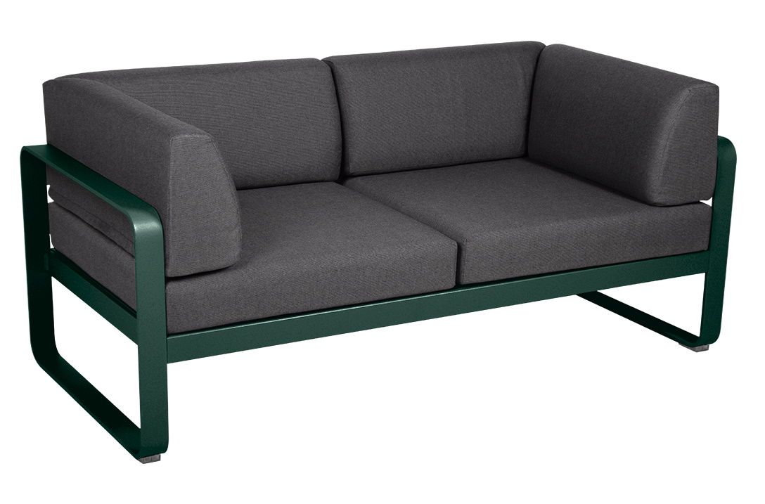 Bellevie Sofa von Fermob: Modernes 2-Sitzer Outdoor Sofa mit dunkelgrauen Kissen und grünem Aluminiumrahmen.
