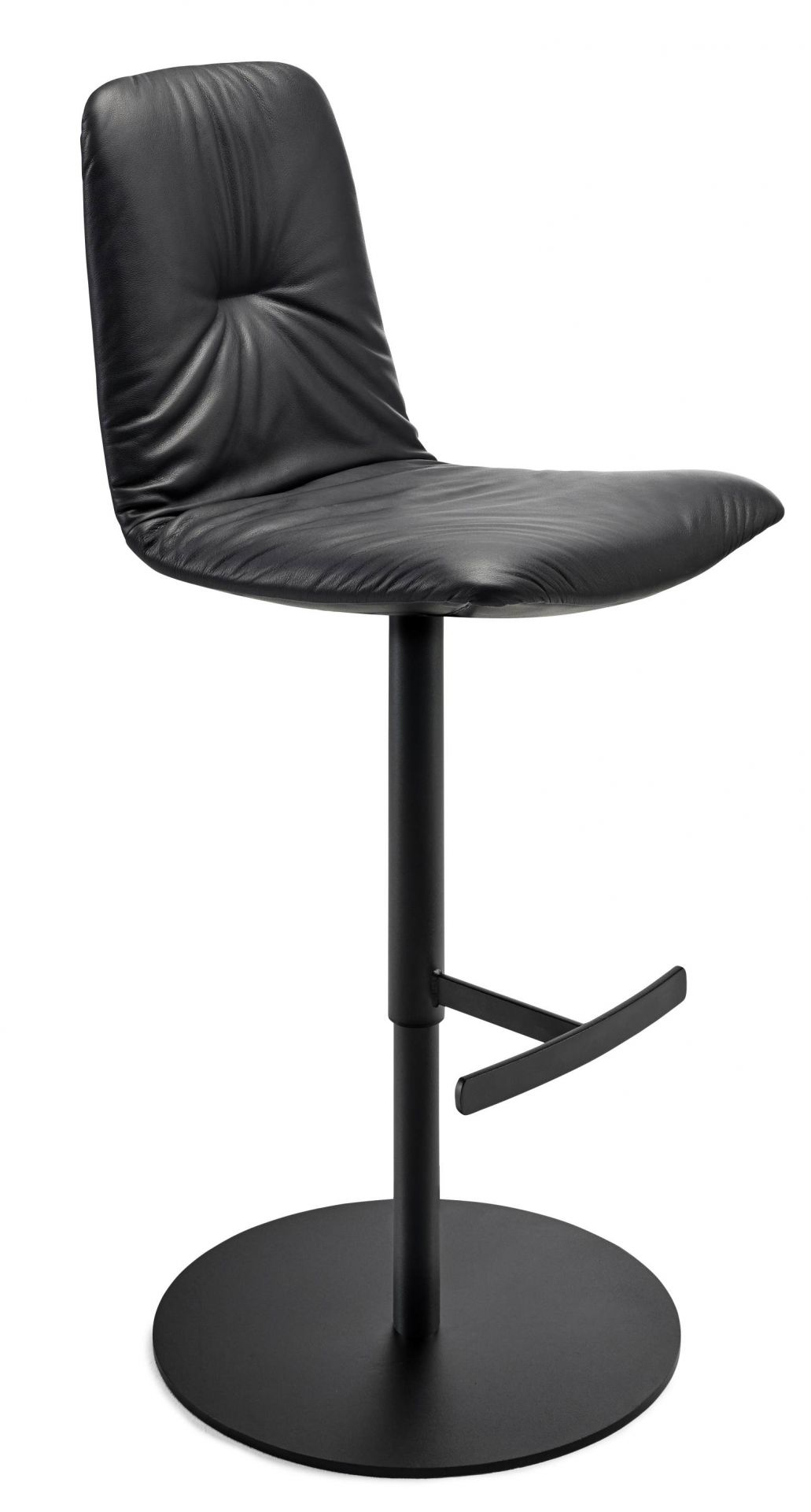 Schwarzer Leya Bar Chair Barhocker mit Lederbezug und Fußstütze, ideal für moderne Küchen und Bars.
