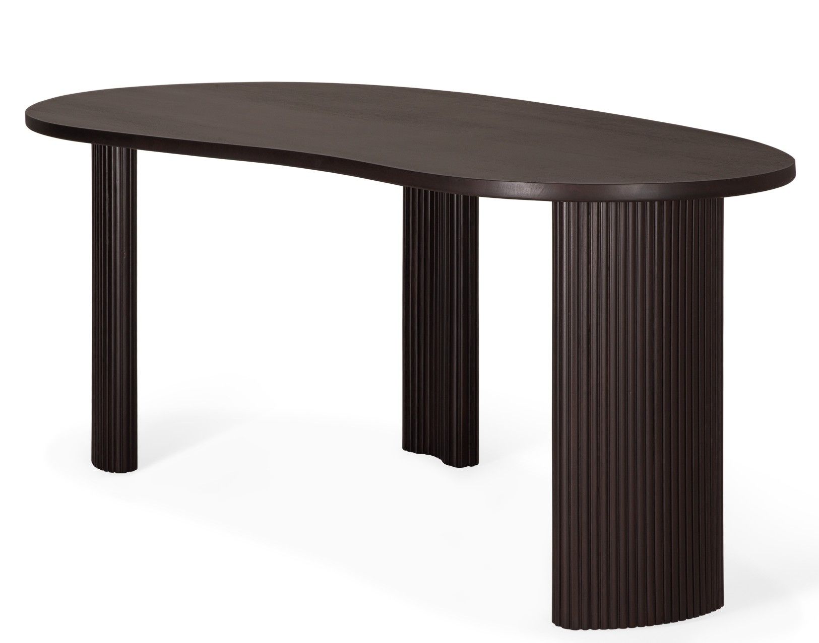 Ethnicraft Boomerang Schreibtisch aus dunklem Teakholz mit geriffelten Beinen, modernes Design.
