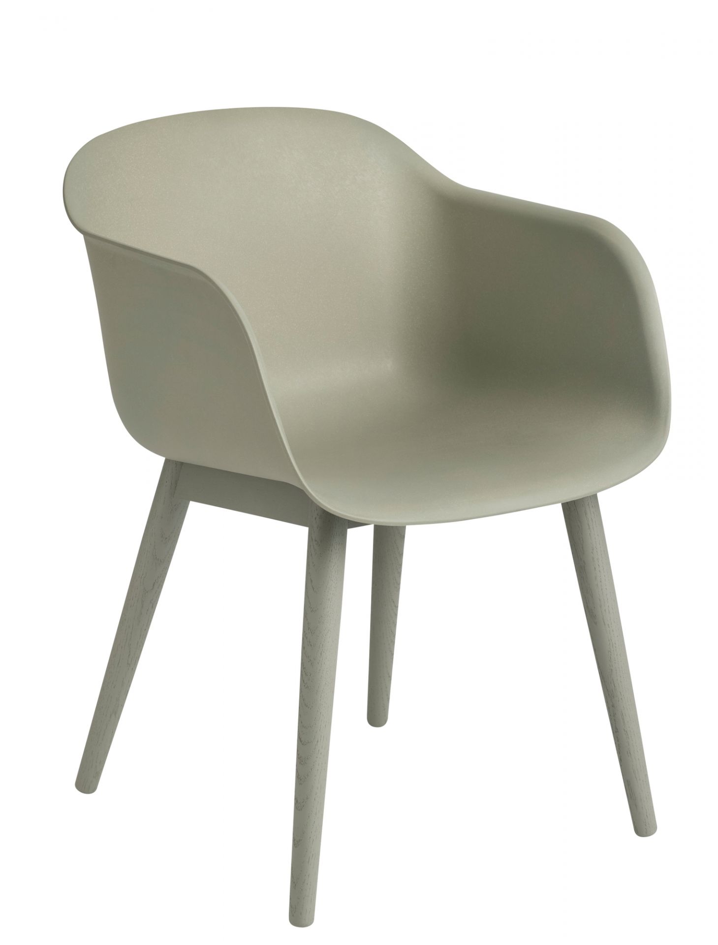 Muuto Fiber Armchair mit Holzgestell, grauer Stuhl mit Armlehnen und vier Holzbeinen.