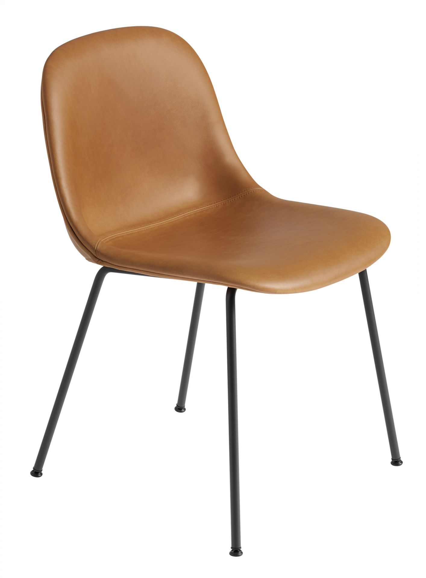 Muuto Fiber Side Chair Tube Base Stuhl mit braunem Lederbezug und schwarzem Metallgestell.