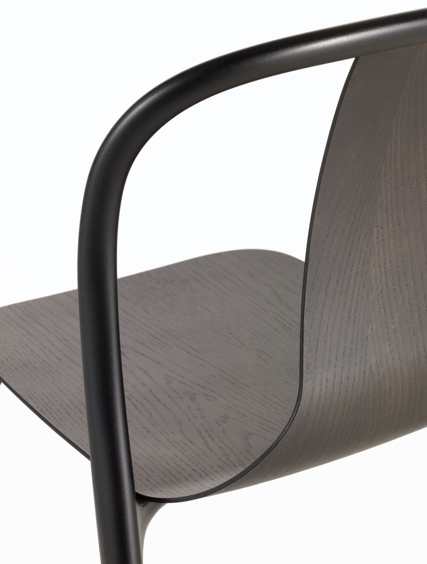 Detailaufnahme: Belleville Armchair Wood Stuhl von Vitra mit dunklem Holz und schwarzem Gestell.