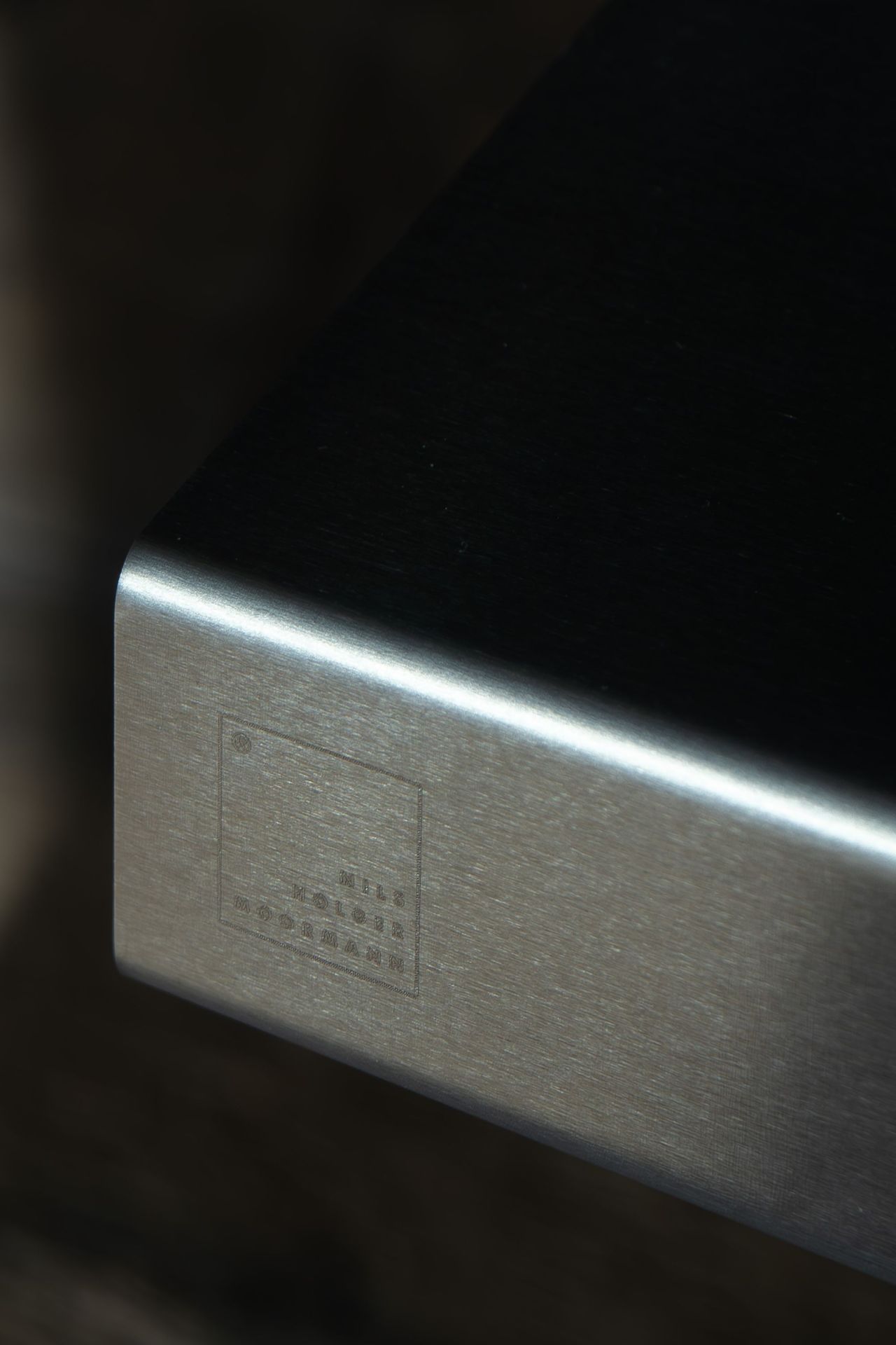 Detailaufnahme der Bettkante Leicht von Nils Holger Moormann, eine stilvolle Ablage für Schlafzimmer.
