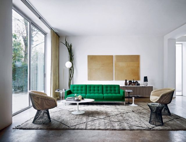 Helles Wohnzimmer mit grünem Florence Knoll RELAX Sofa, Sessel und Teppich.