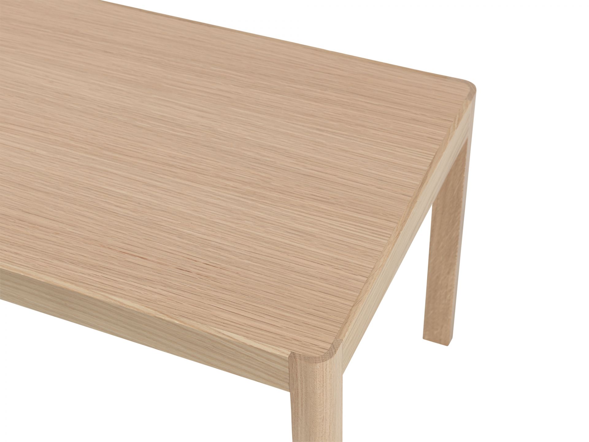 Detailaufnahme des Muuto Workshop Couchtisch aus hellem Eichenholz, minimalistisches Design für Wohnzimmer.