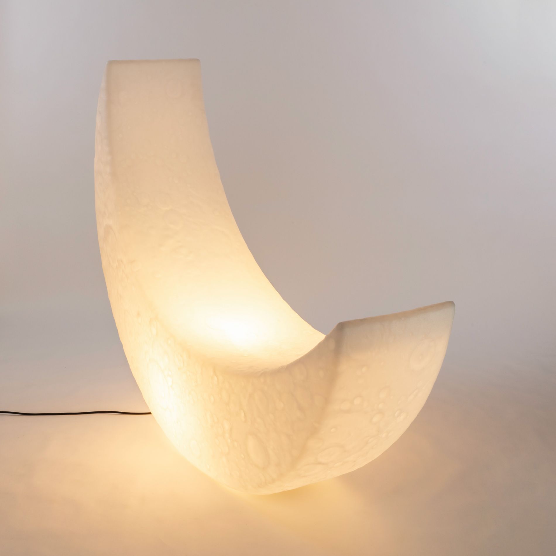 Nahaufnahme der leuchtenden My Moon Lampe von Seletti, Monddesign für stimmungsvolle Beleuchtung.