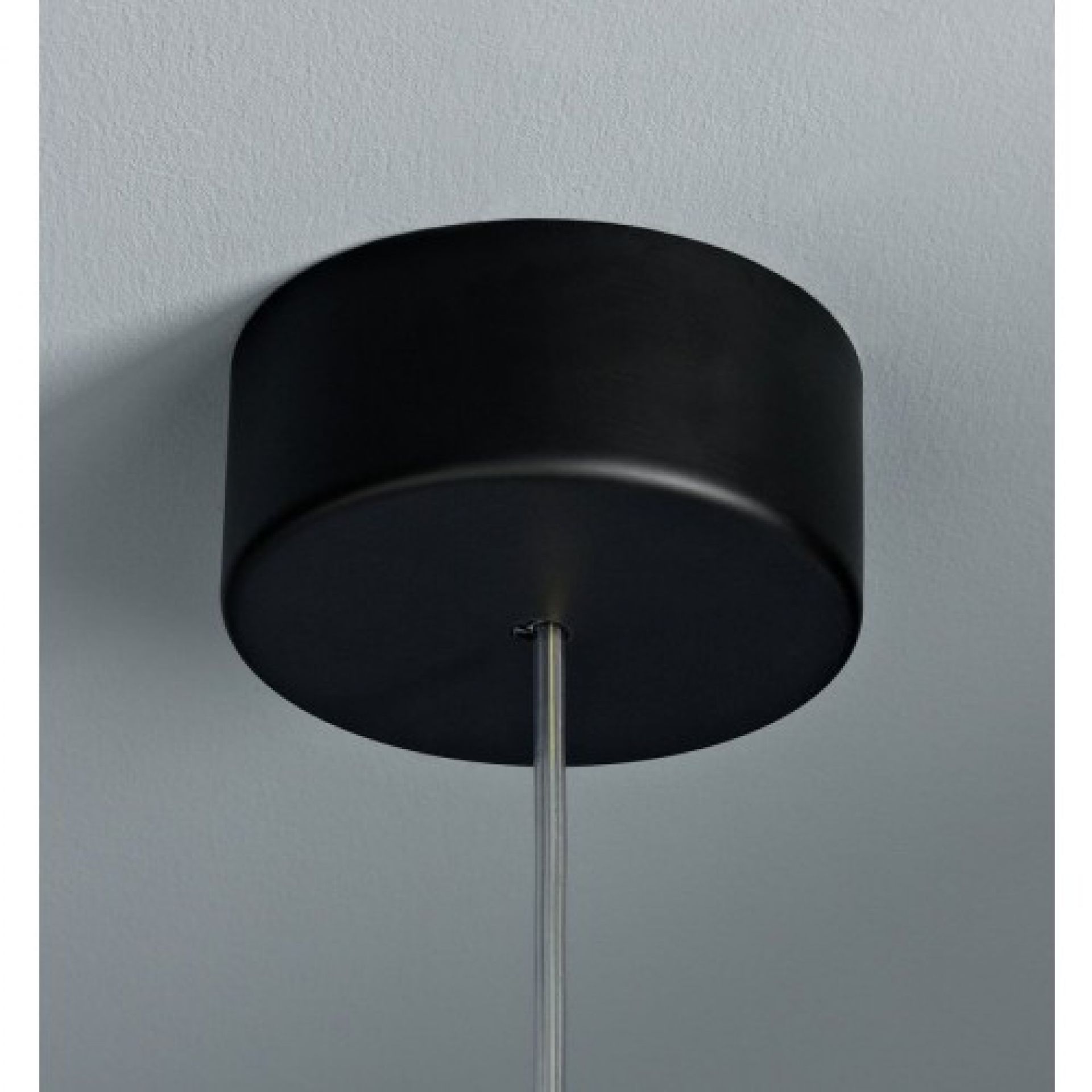Detailaufnahme der schwarzen Bulo Pendelleuchte von Tecnolumen, Deckenbefestigung und Aufhängung. Moderne Innenbeleuchtung.