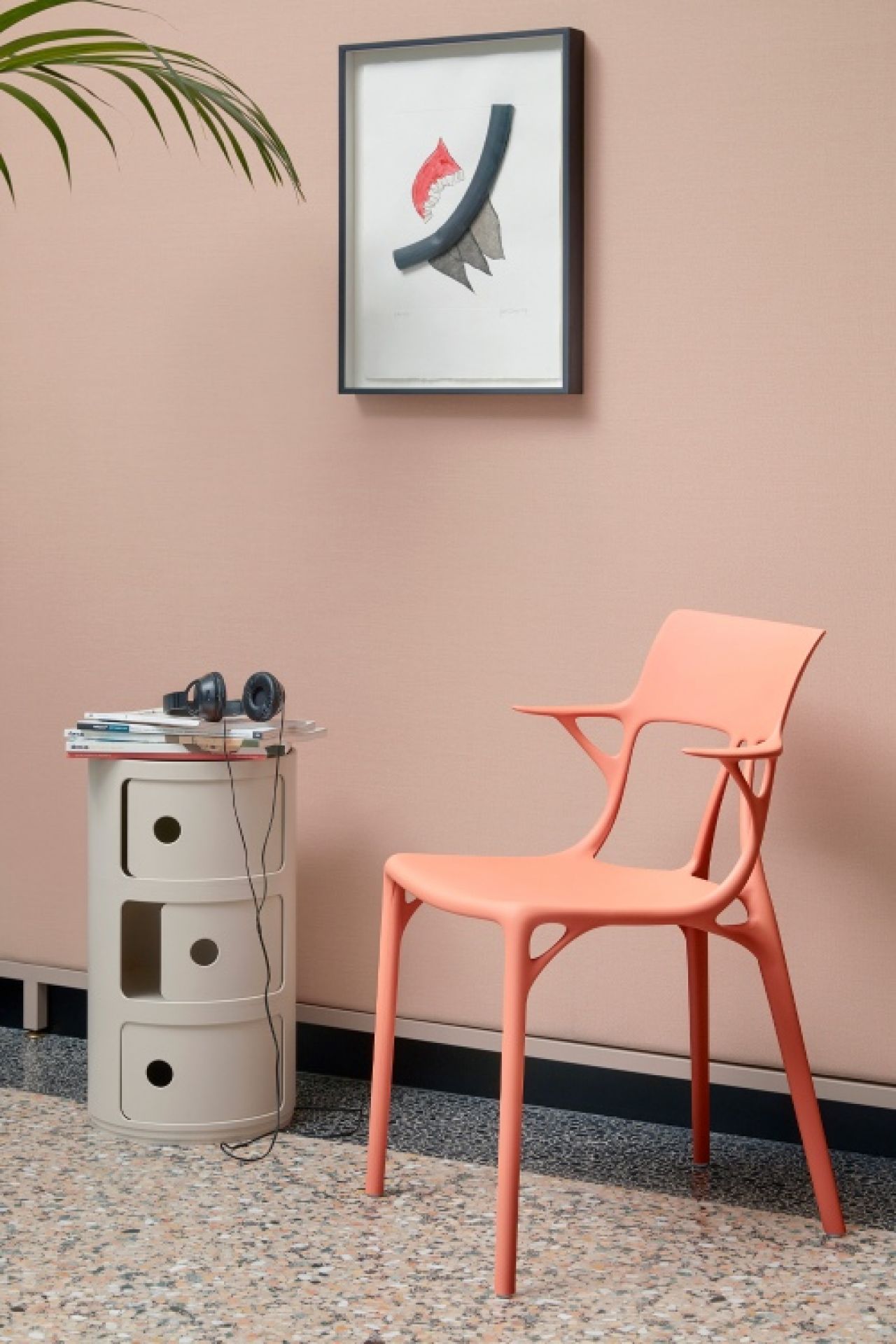 Componibili BIO 5970: Beiger Nachttisch mit drei Elementen und pinkfarbener Stuhl in modernem Interieur.