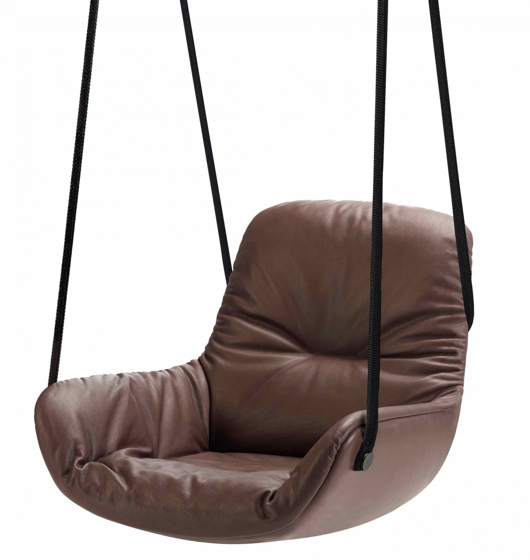 Brauner Leya Swing Seat Sessel der Freifrau Manufaktur, hängend an schwarzen Seilen. Bequemer Schwingstuhl für entspannte Momente.