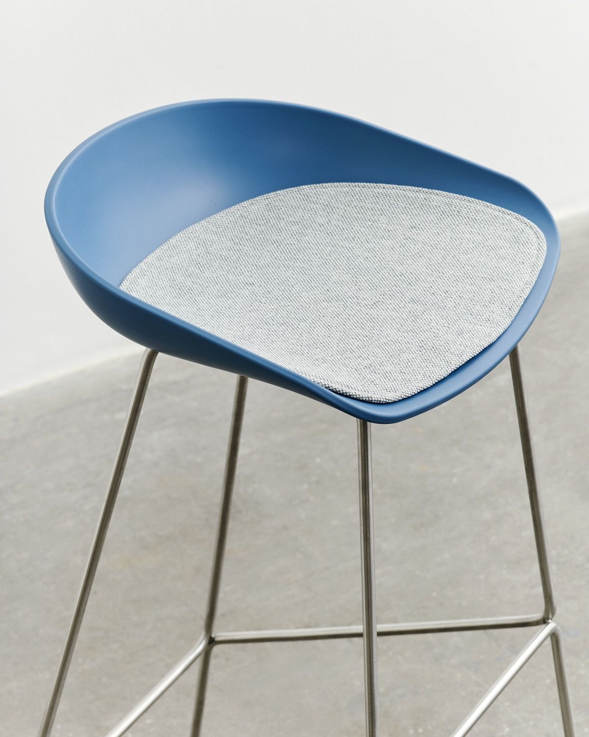 Blauer Barhocker mit grauem Sitzkissen, passend für Hay About a Stool AAS Barhocker.