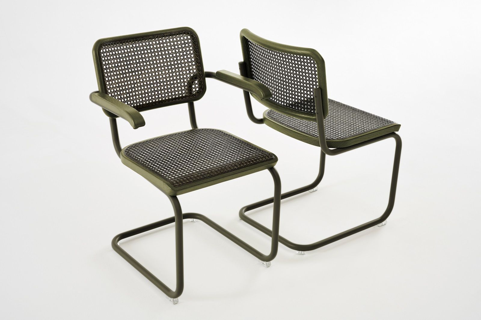 Zwei grüne S 32 Freischwinger Stühle von Thonet mit Stahlrohr und Wiener Geflecht.