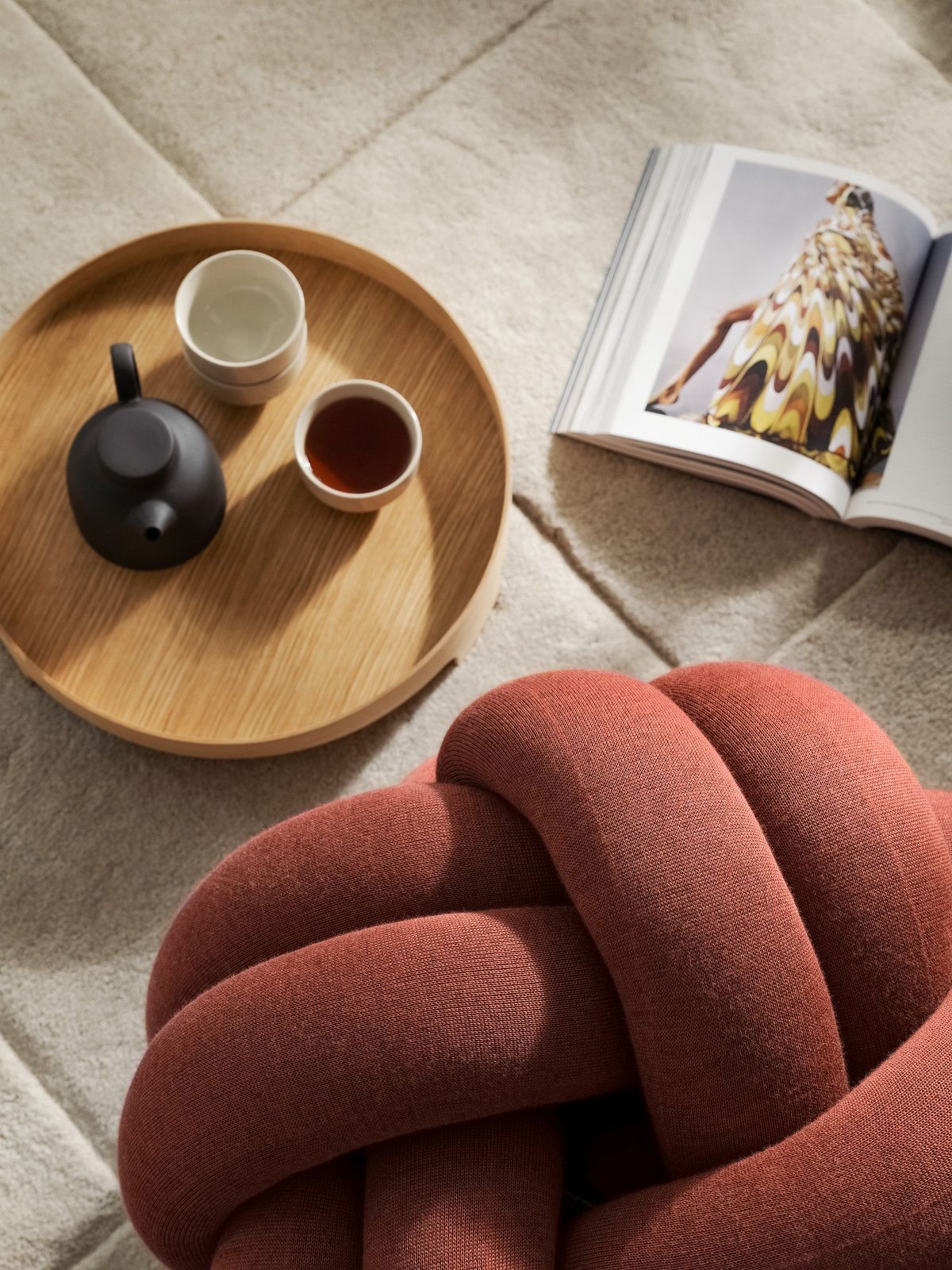 Bridge Tray Tablett von Design House Stockholm mit Tee-Service und Buch auf Teppich.