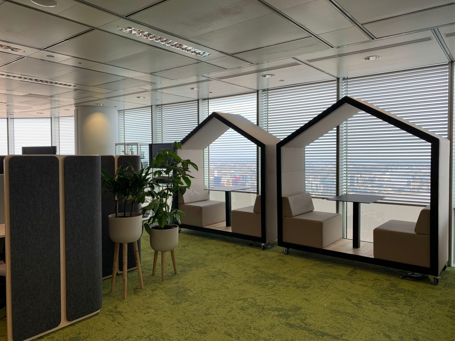 treehouse TH 2 Akustikmöbel von Bejot für zwei Personen im modernen Büro mit Grünpflanzen.