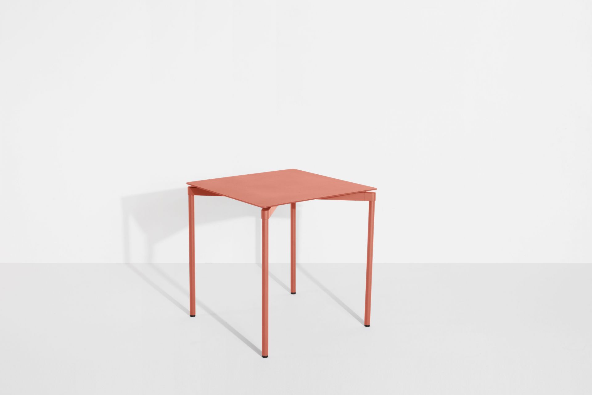 Quadratischer Fromme Esstisch von Petite Friture in Koralle, minimalistisches Design für Esszimmer und Küche.