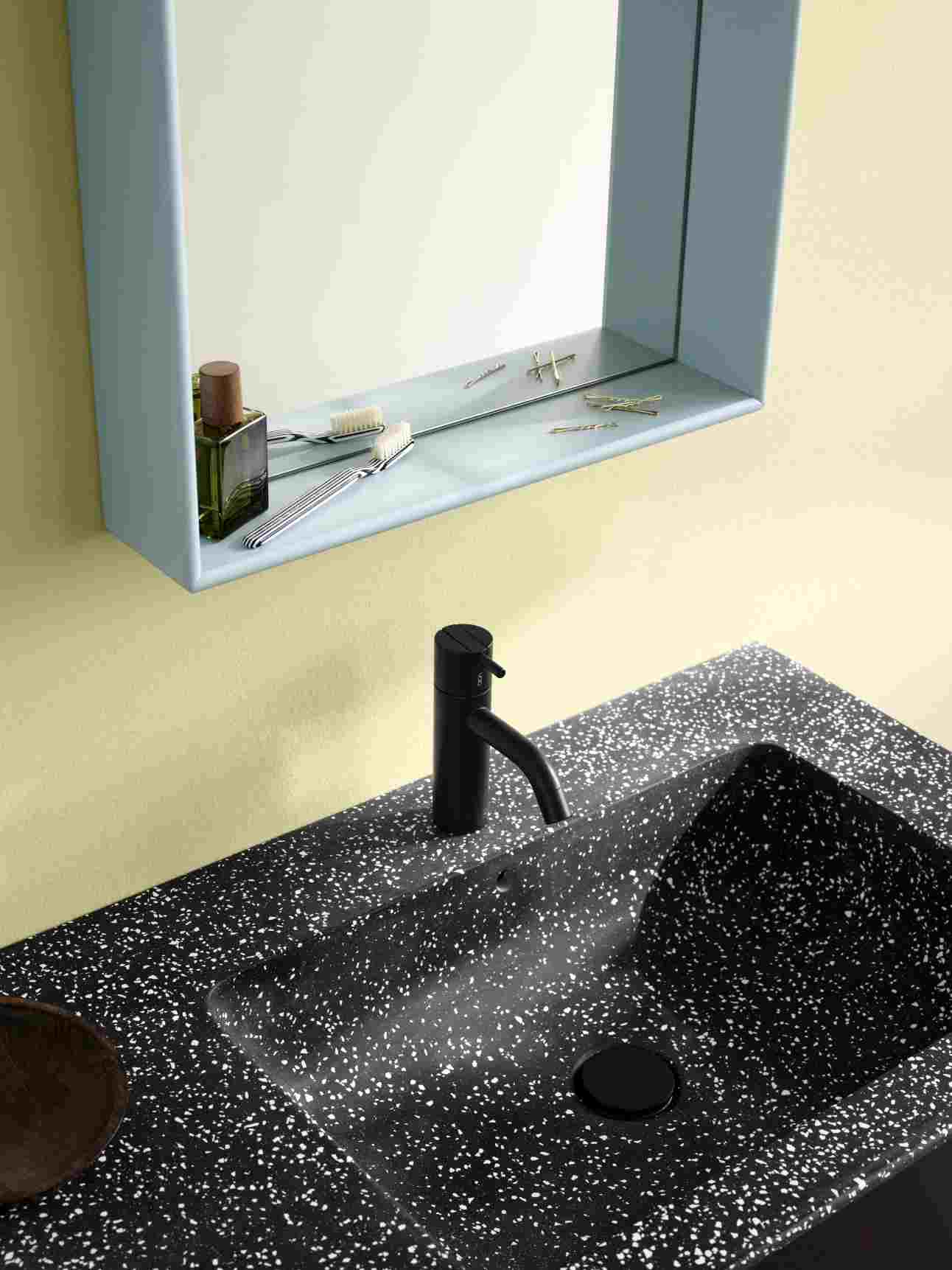 Badezimmer mit schwarzem Waschbecken und Montana Fennel Colour Frame Spiegel mit Ablage.