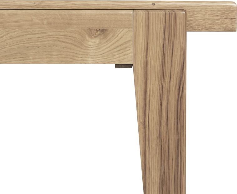 Detailaufnahme vom Gubi S-Table Esstisch ausziehbar, zeigt Tischbein und Tischplatte aus hellem Holz.