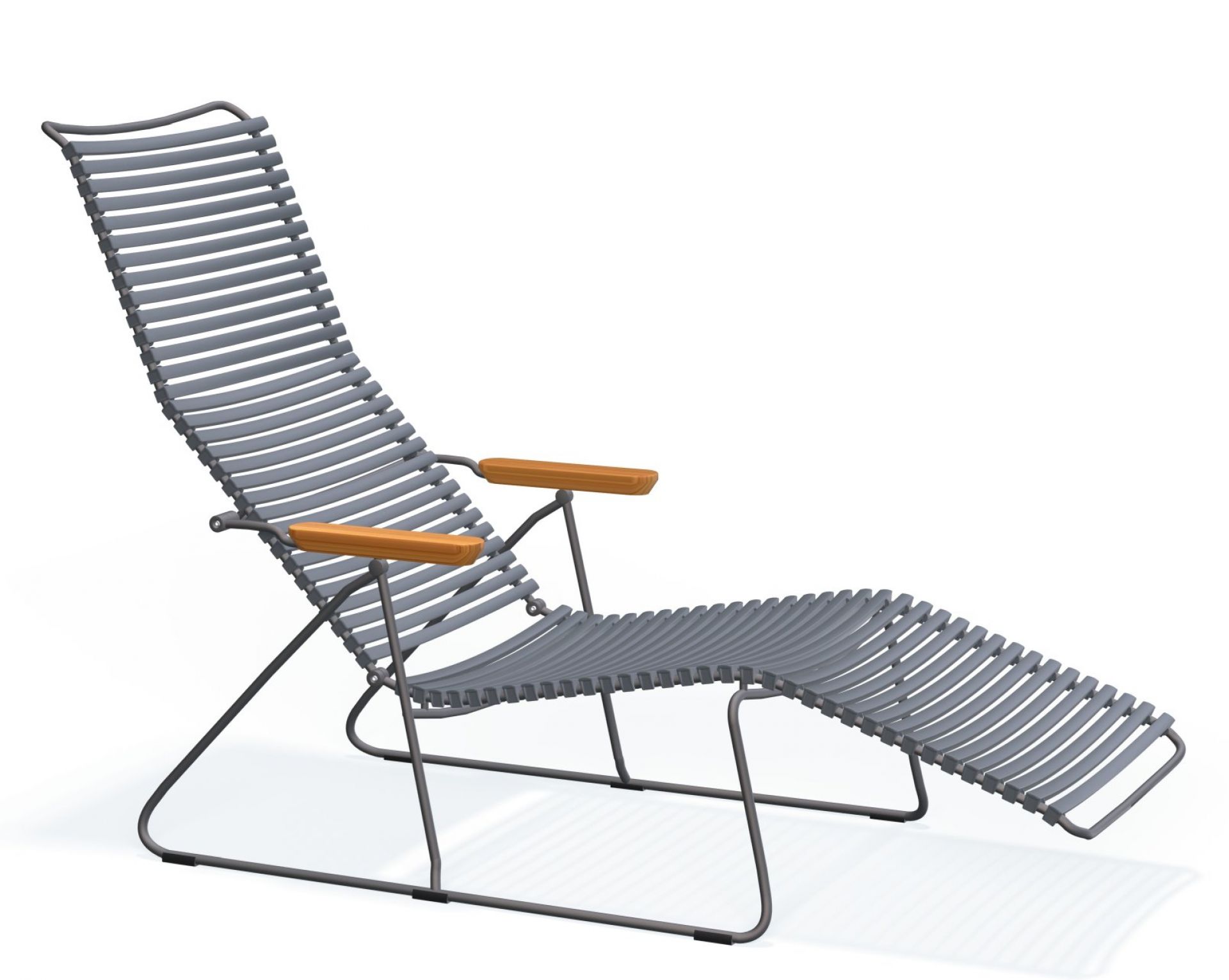 Click Sunlounger: Dunkelgraue Outdoor Sonnenliege von Houe mit Armlehnen aus Holz, seitliche Perspektive.