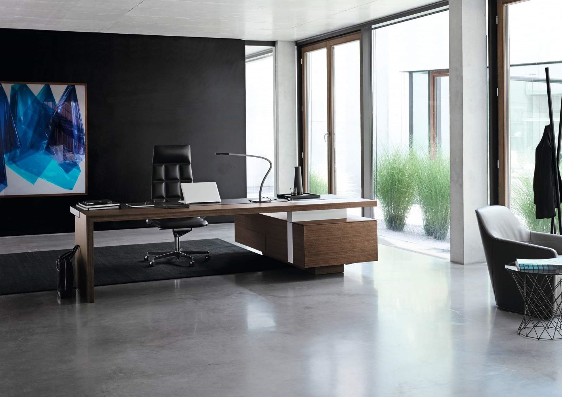 Moderner Büroraum mit Leadchair Executive Bürostuhl von Walter Knoll, Schreibtisch mit Schubladen und Laptop.