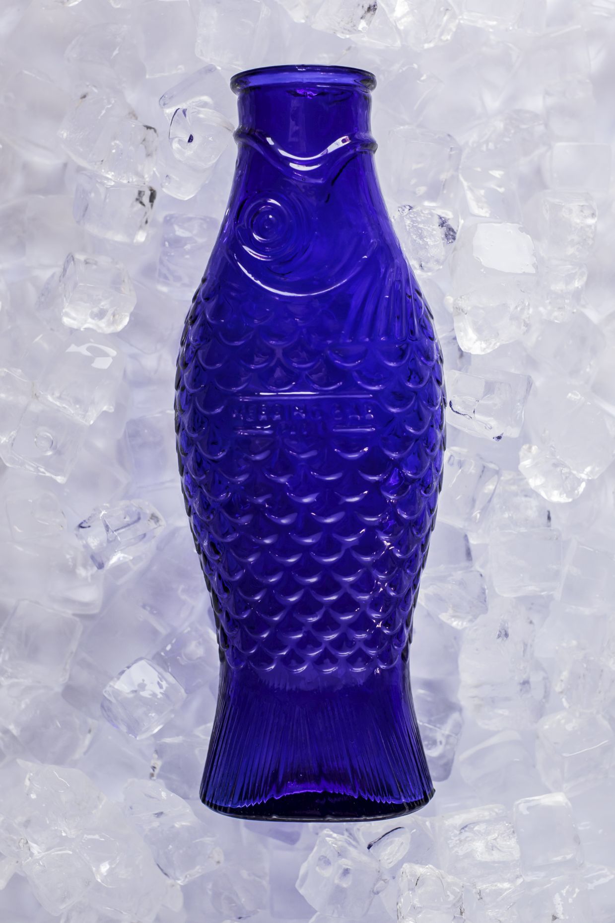 Fles in de vorm van een vis, kobaltblauw, Serax