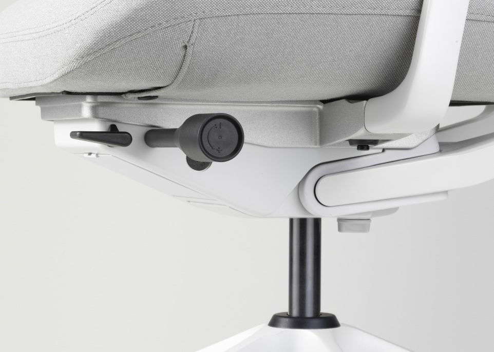 Detailaufnahme des Vitra ID Chair Soft Bürodrehstuhls, der die Verstellmechanismen für ergonomische Anpassung zeigt.