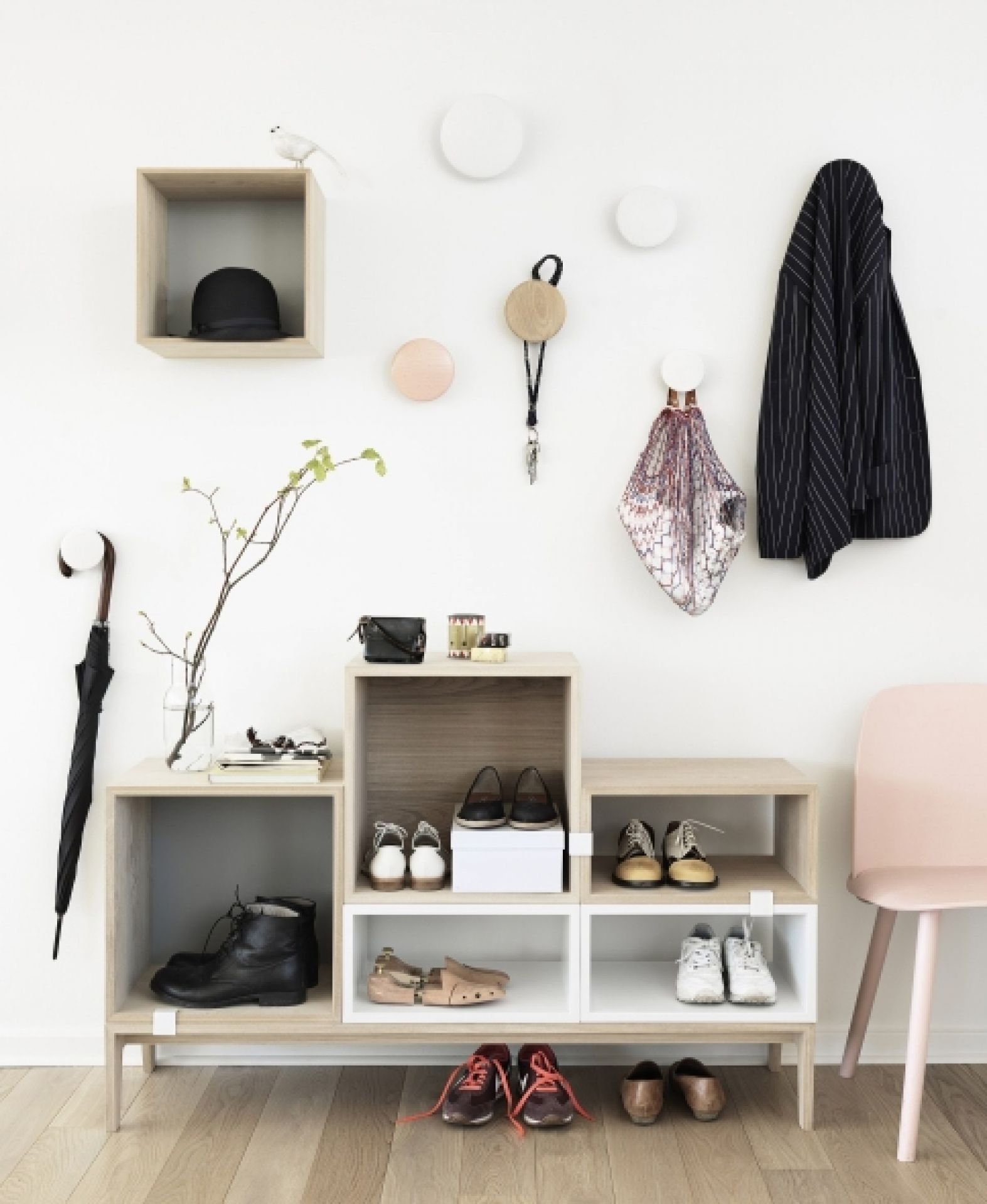 Flur-Szene mit weißen The Dots Large Holz Garderobenhaken von Muuto, kombiniert mit Holzregal und Accessoires.