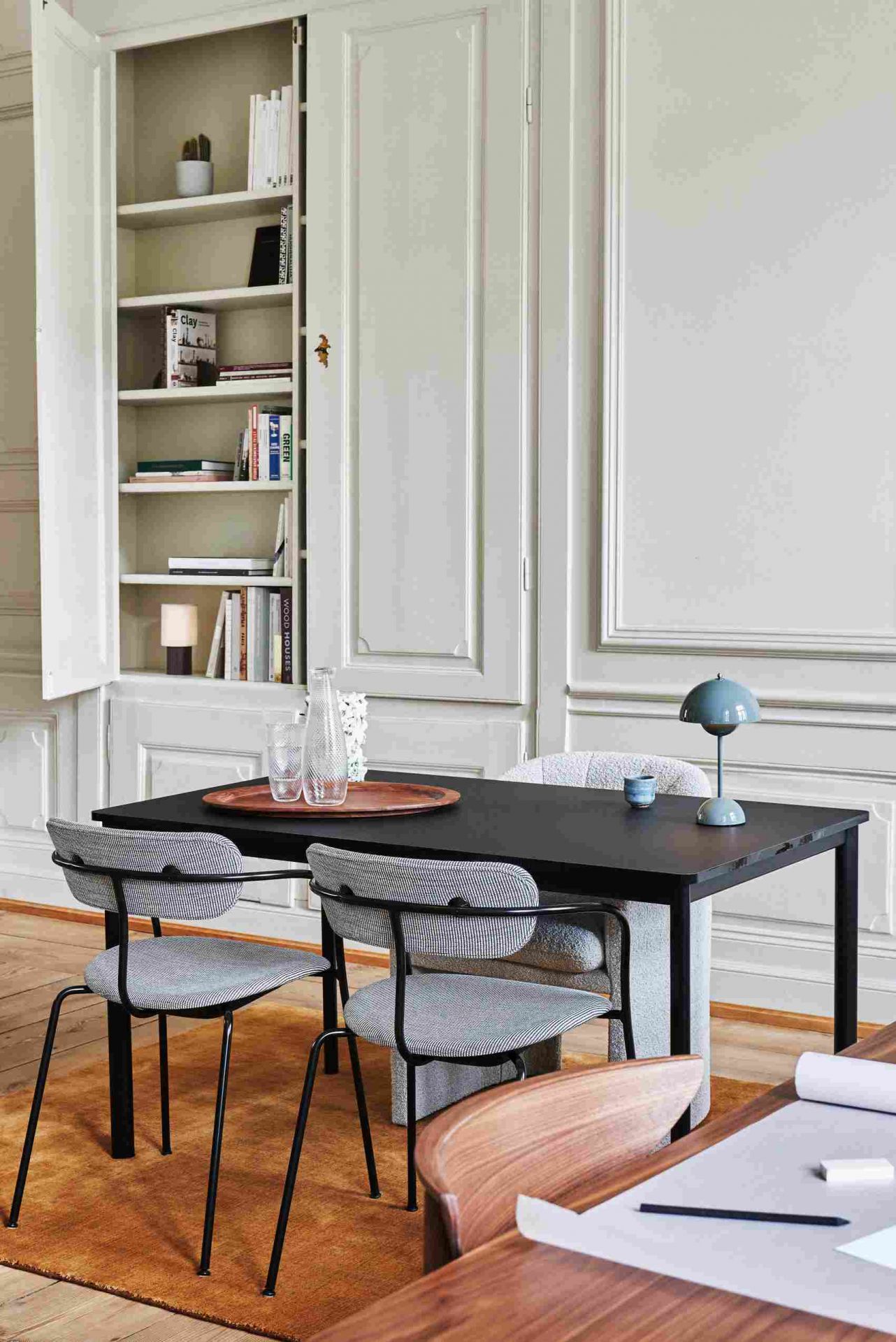 AndTradition Drip Table HW58 Esstisch mit Stühlen und Lampe in einem stilvollen Wohnzimmer.