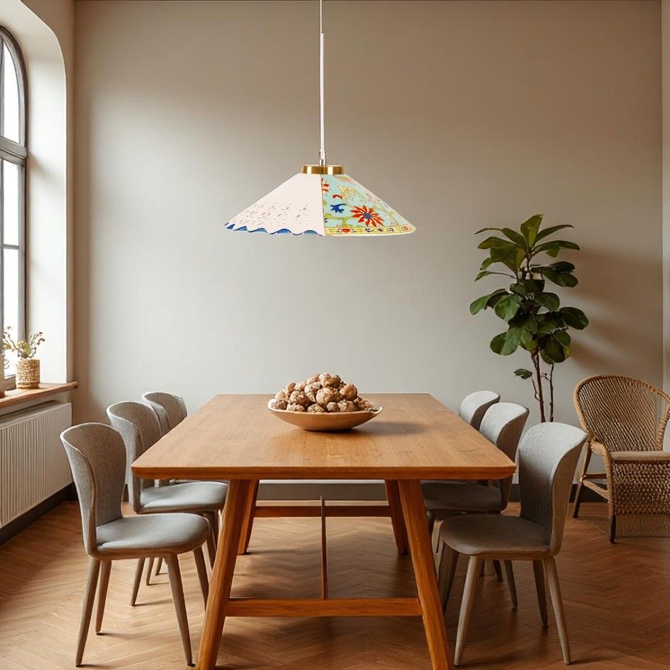 Hybrid Vepira Deckenleuchte von Seletti über Esstisch mit Speisen, Zimmerpflanze und Stühlen im Esszimmer.