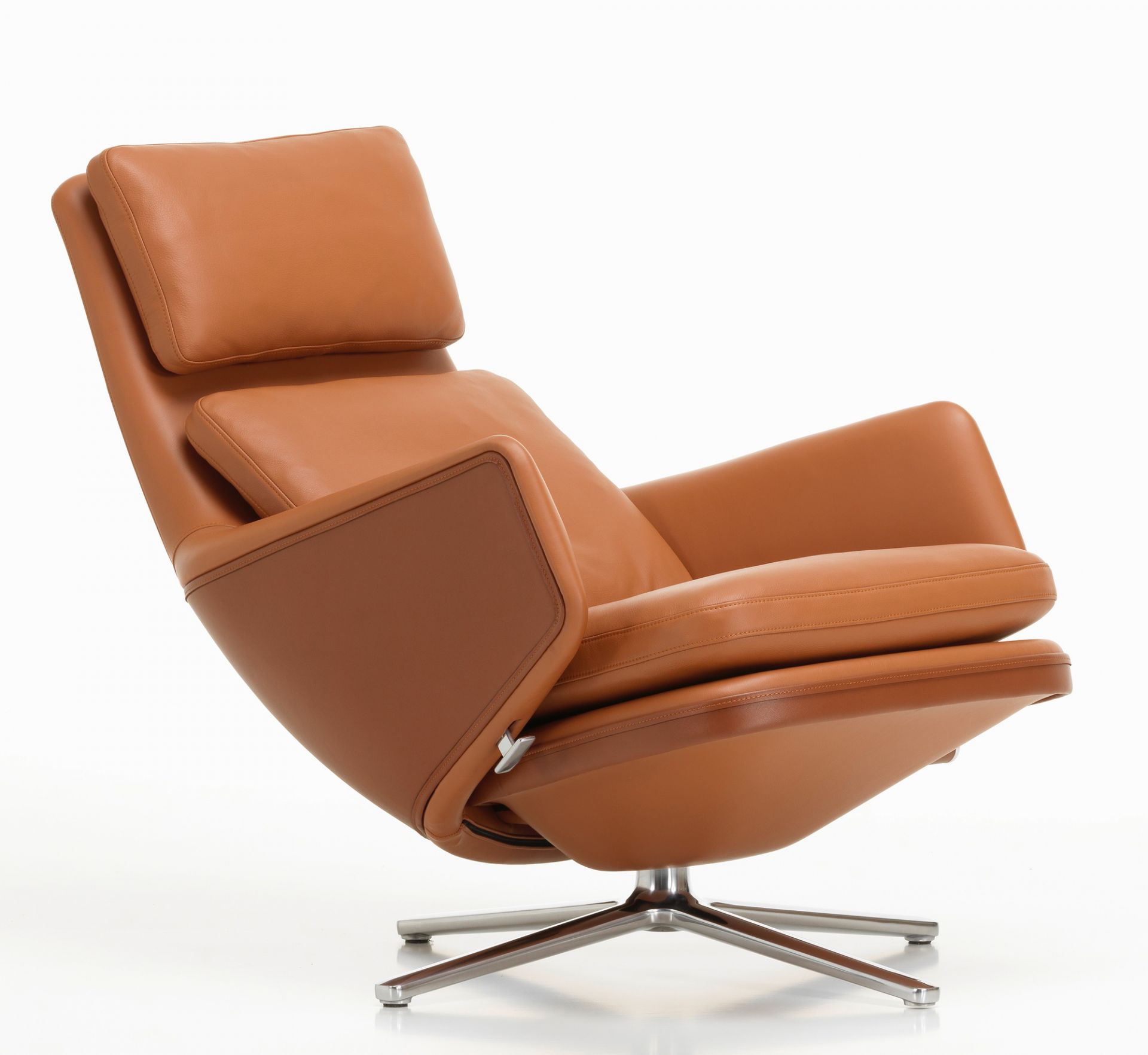Vitra Grand Relax Sessel in braunem Leder mit Kopfstütze und drehbarem Fußkreuz aus Aluminium.