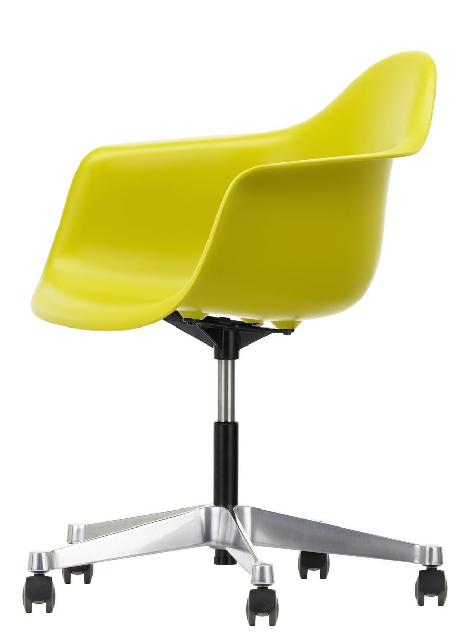 Gelber Eames Plastic Arm Chair PACC Stuhl von Vitra mit Rollen und silbernem Fußkreuz.