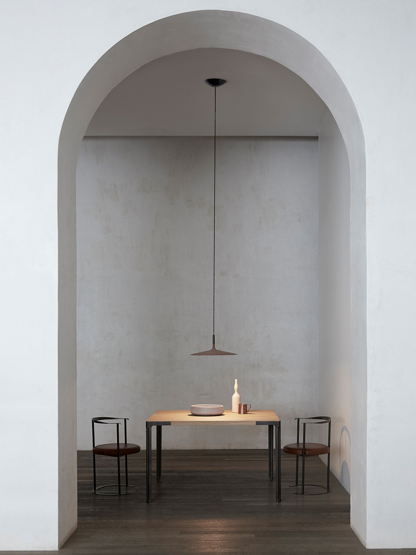 Aplomb LED Pendelleuchte von Foscarini in Weiß über Esstisch mit Stühlen. Moderne Beleuchtung.