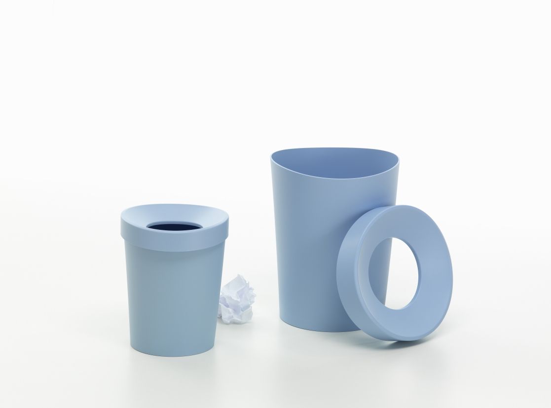 Happy Bin Papierkörbe von Vitra in Himmelblau, großer und kleiner Mülleimer.
