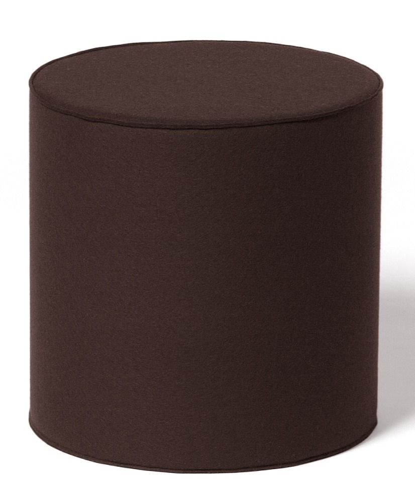 Brauner, zylinderförmiger Sitzhocker aus Filz, ideal als Fußhocker oder Beistelltisch für modernes Wohnen.