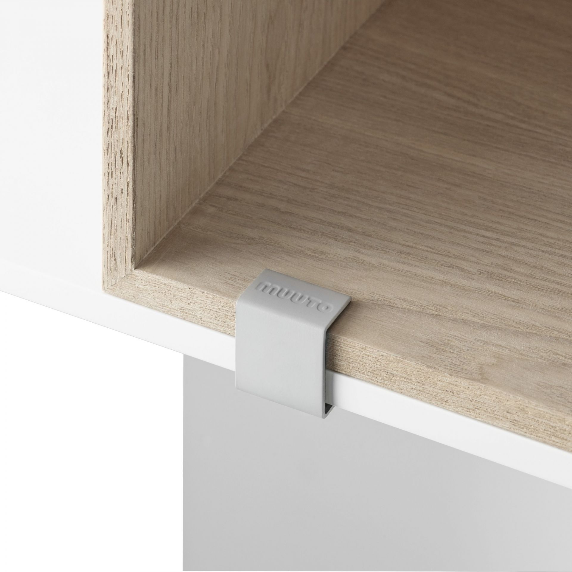 Detailaufnahme des Muuto Mini Stacked Regalsystems 2.0 in Eiche und Weiß mit grauem Verbindungsclip.