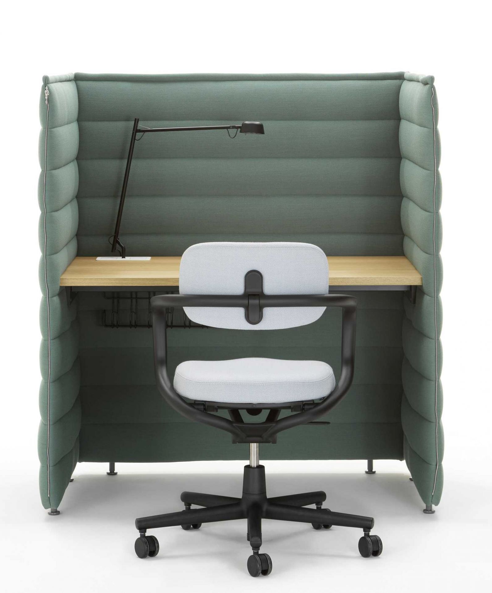 Vitra Alcove Plus Desk Medium: Grüner Schreibtisch mit Bürostuhl und Lampe für konzentriertes Arbeiten.
