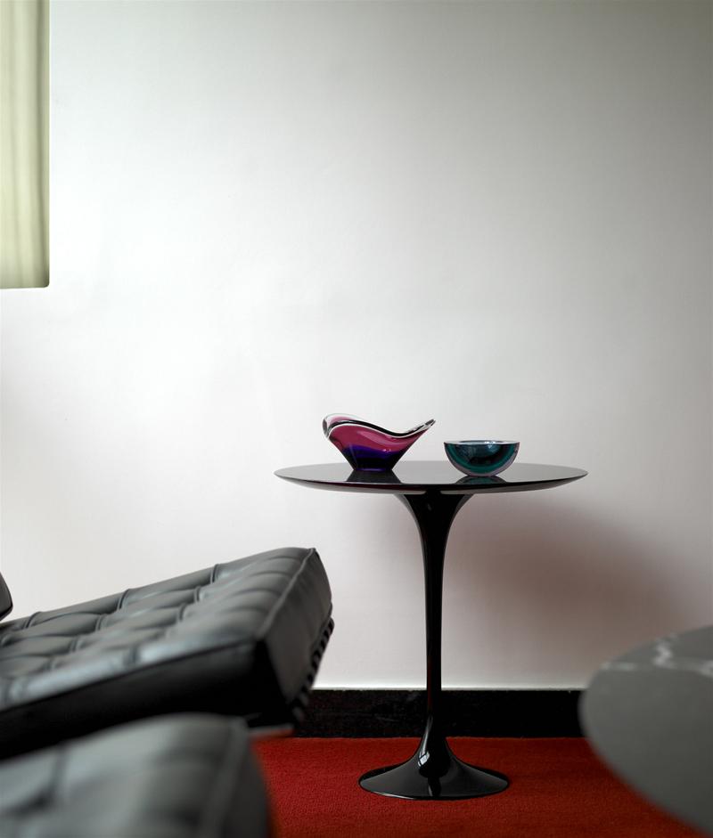 Schwarzer Saarinen Beistelltisch von Knoll International mit zwei dekorativen Schalen auf der Tischplatte.