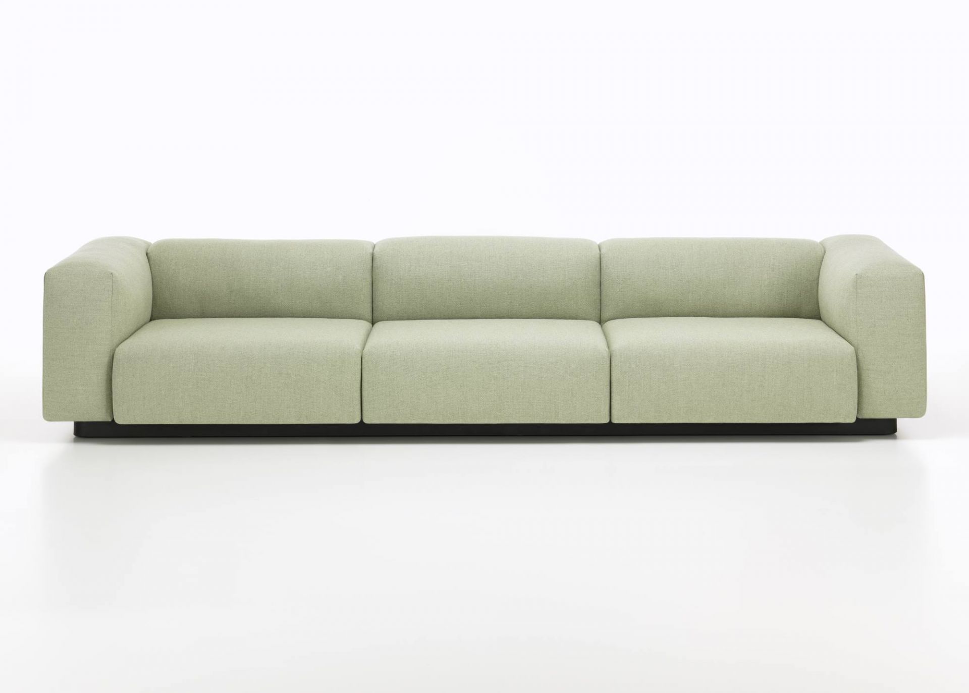 Helles, modernes Vitra Sofa, ein grünes Dreisitzer-Modell mit modularem Aufbau für Wohnzimmer.