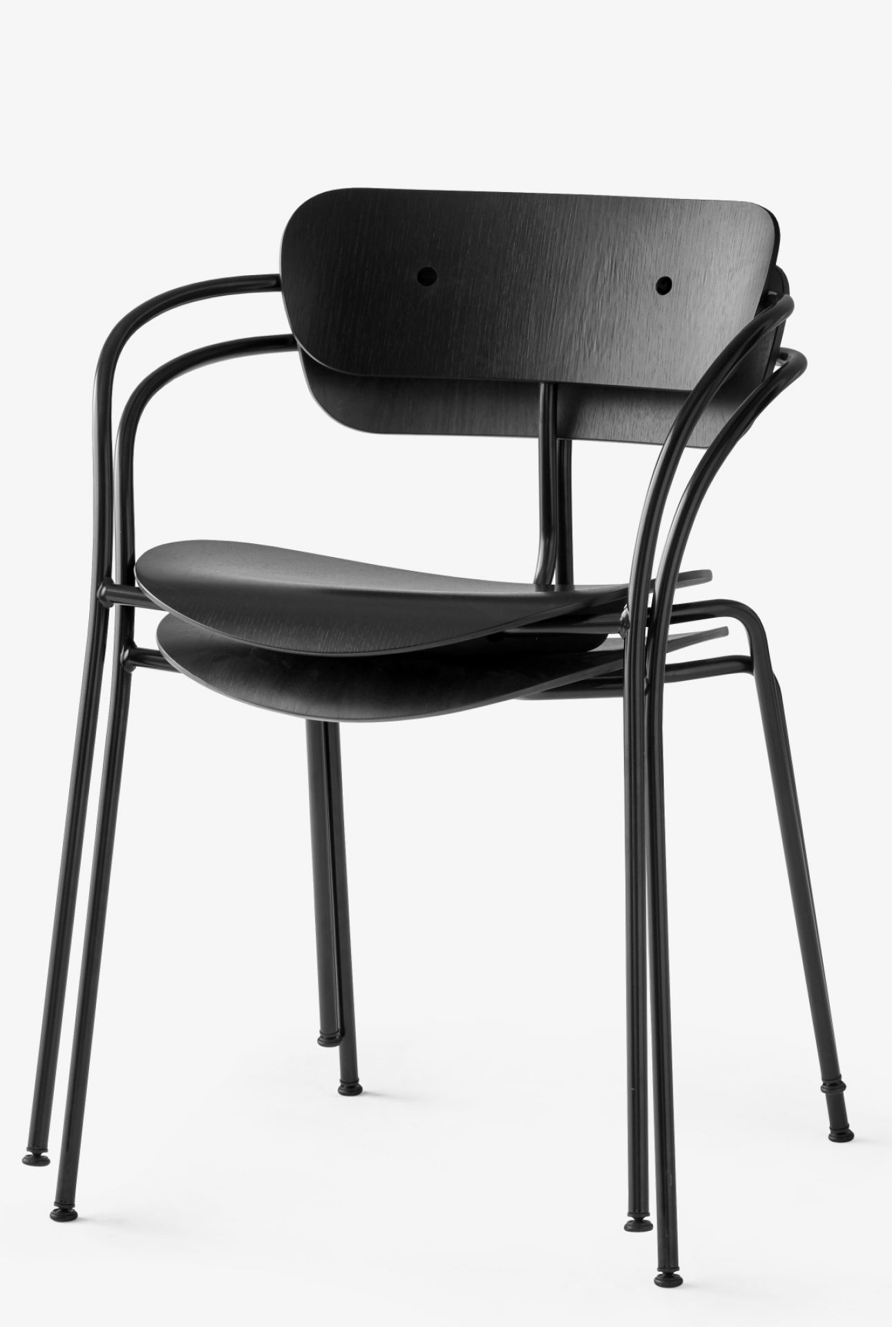 Pavilion AV2 Armchair von AndTradition, schwarzer Holzstuhl mit Armlehnen, minimalistisches Design.