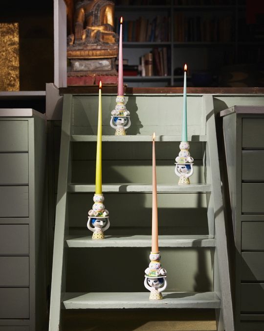 Bjorn Wiinblad Kerzenständer "Lady with Hat" mit bunten Kerzen auf einer Treppe, dekorative Wohnaccessoires.