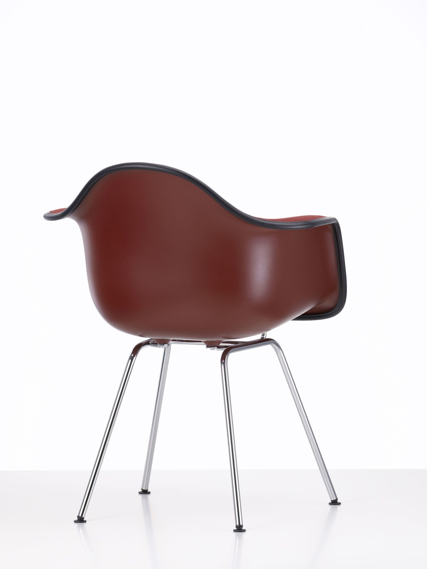 Brauner Eames Plastic Arm Chair von Vitra, vollgepolstert, mit verchromtem Stahlgestell. Designklassiker für Wohnen und Büro.