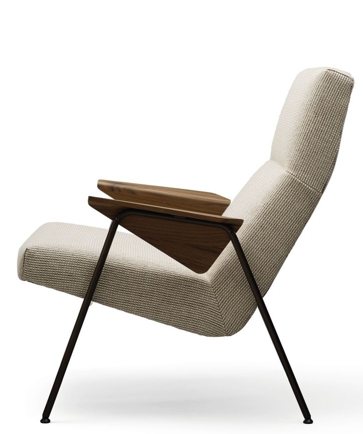Walter Knoll Sessel 367/368 Votteler Chair, Stoffbezug in Beige, Armlehnen aus Holz, modernes Design.