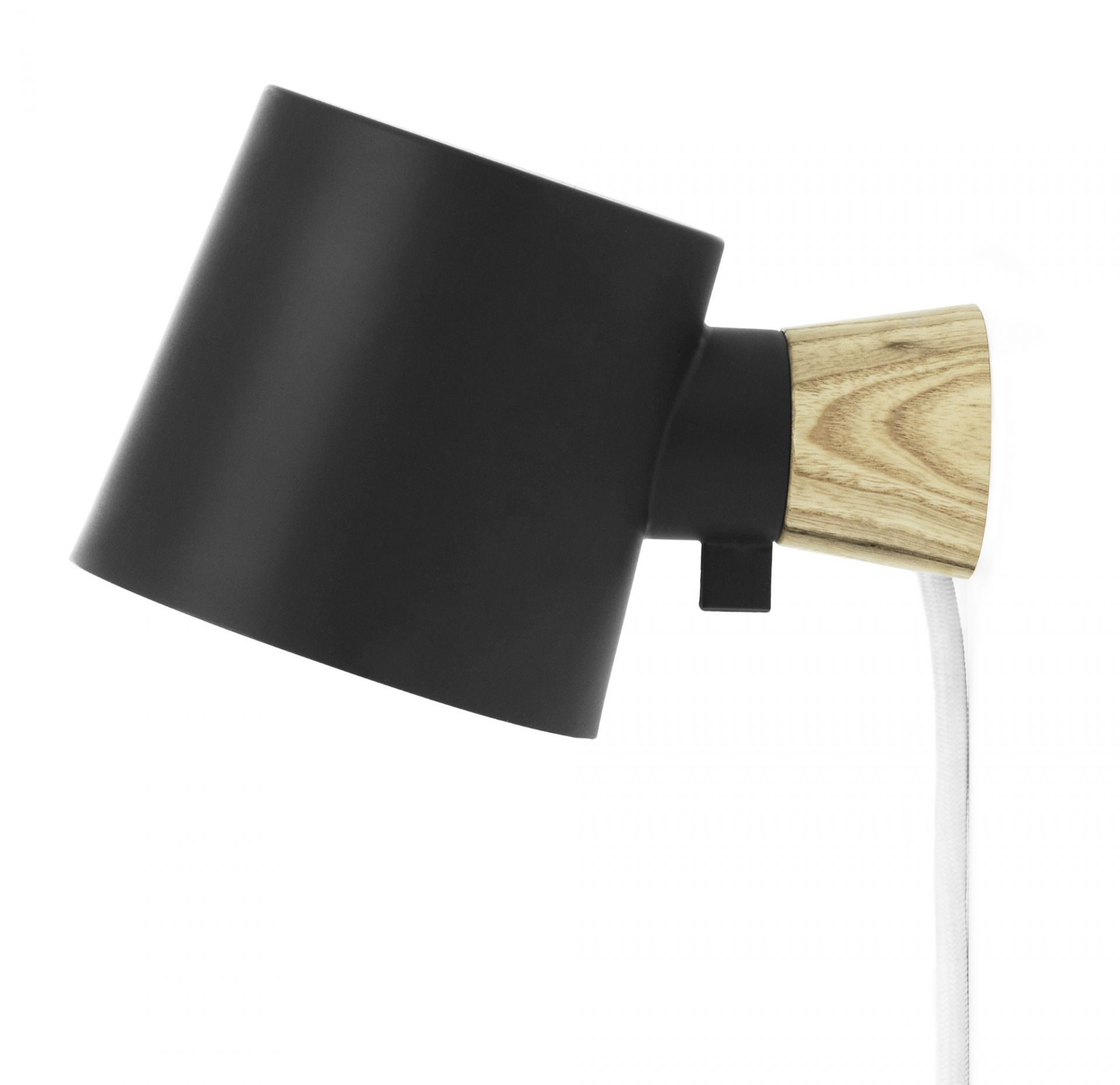Schwarze Rise Wandleuchte von Normann Copenhagen mit Holzdetails und weißem Kabel. Moderne Innenbeleuchtung.