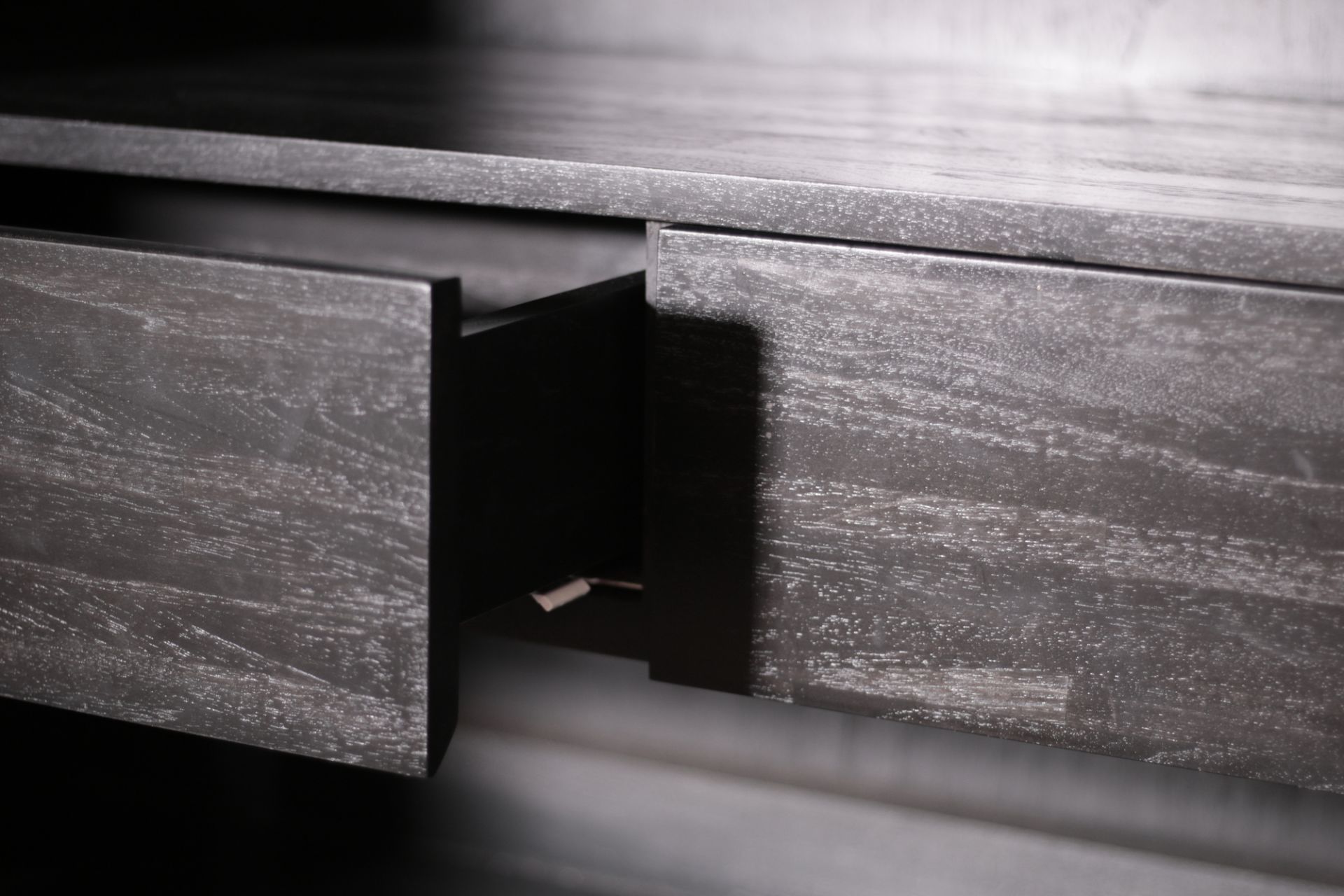 Detailaufnahme des Ethnicraft Teak Grooves Schrankes mit offener Schublade, moderne Holzkommode für Wohnzimmer.