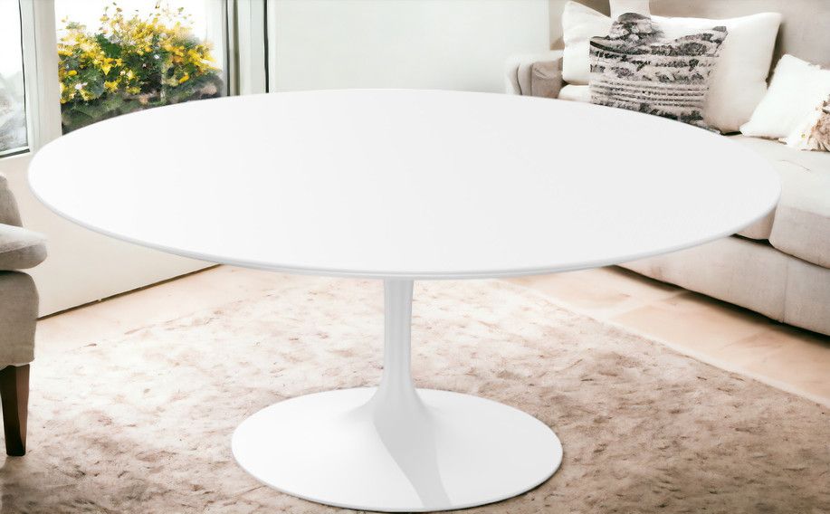 Weißer Saarinen Couchtisch mit rundem Tischblatt und zentralem Fuß, modernes Design für Wohnzimmer.